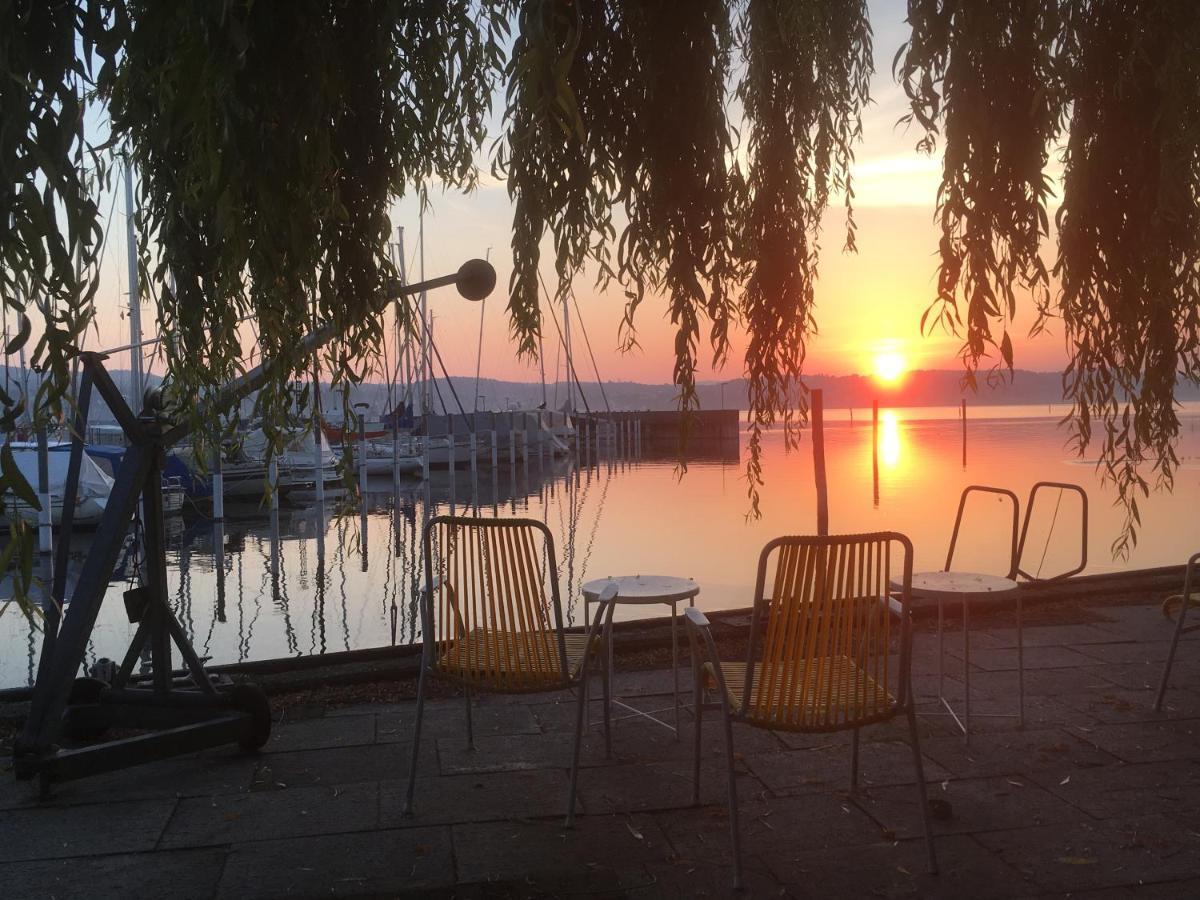 Zwischen Hafen Und Strandbad Констанц Екстериор снимка