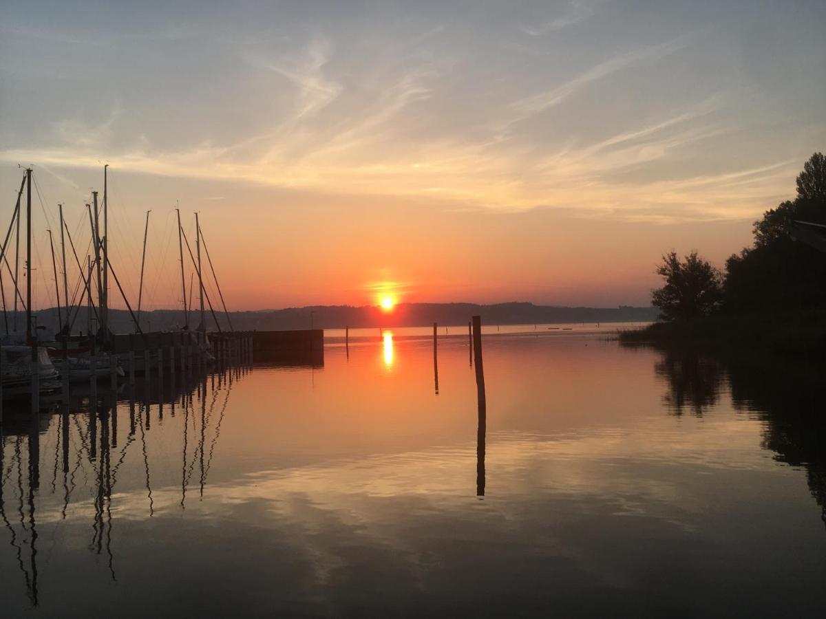 Zwischen Hafen Und Strandbad Констанц Екстериор снимка